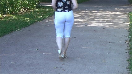 RedRoseRus: Gros culs, legging blanc en promenade
