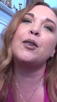 Auntjudys - Ta belle-tante MILF à forte poitrine te fait une branlette (POV)