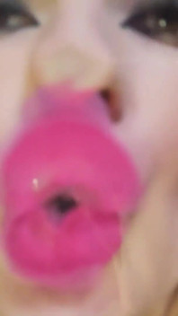 Ti faccio venire con le mie enormi labbra succhiacazzi rosa