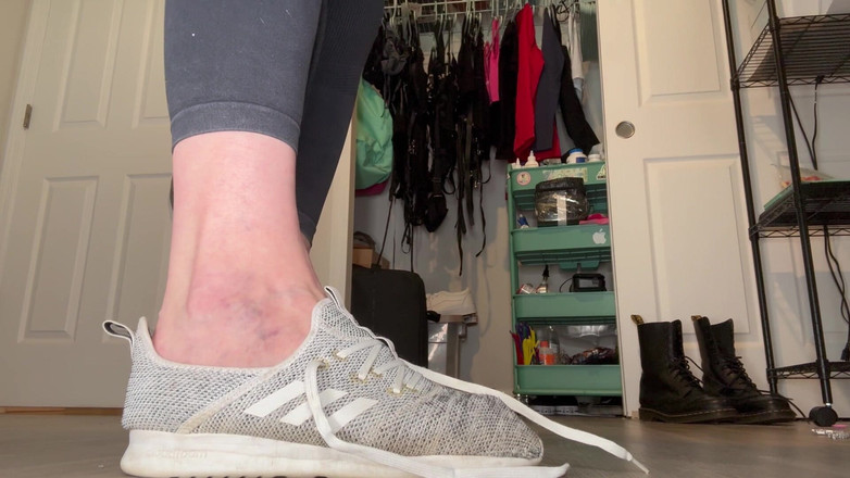 Peppermint Giantess: Boyut 9-10 ayakkabıyı 16 feet boyuta sığacak şekilde parçalıyor