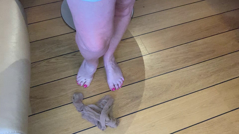 Mr MF: 熟女的脚夫人是一个真正的挑逗者