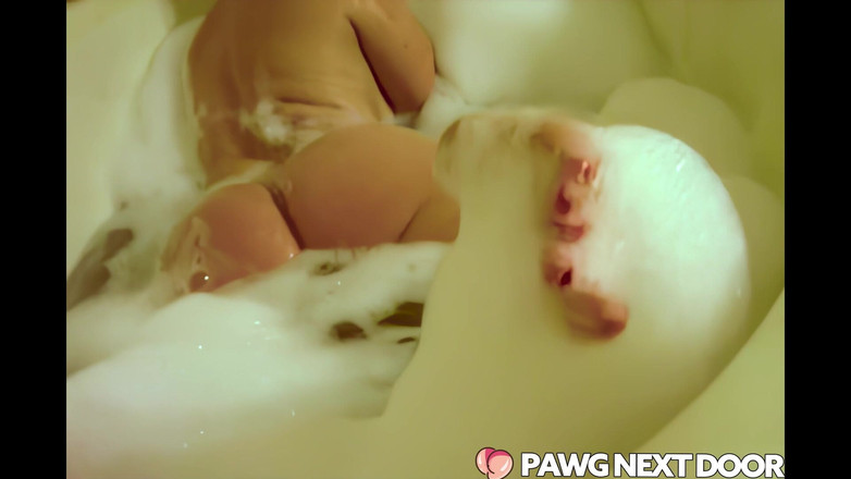 PAWGED: Sudsy Grande Culo Baddie Rimbalza Culo E Figa Nel Bagno