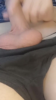 Ragazzo si sditalina il suo grosso cazzo in mutande grigie