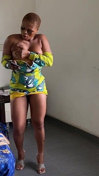 Nejrajcovnější africká černá dívka striptýz v afrických šatech