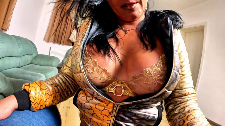 MilfyCalla: Camisole dorée brillante en POV. Gorge profonde, facefuck et double éjaculation...