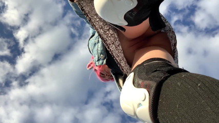 Dirty slut 666: Privirea pizdei mele sub fustă pe o longboard