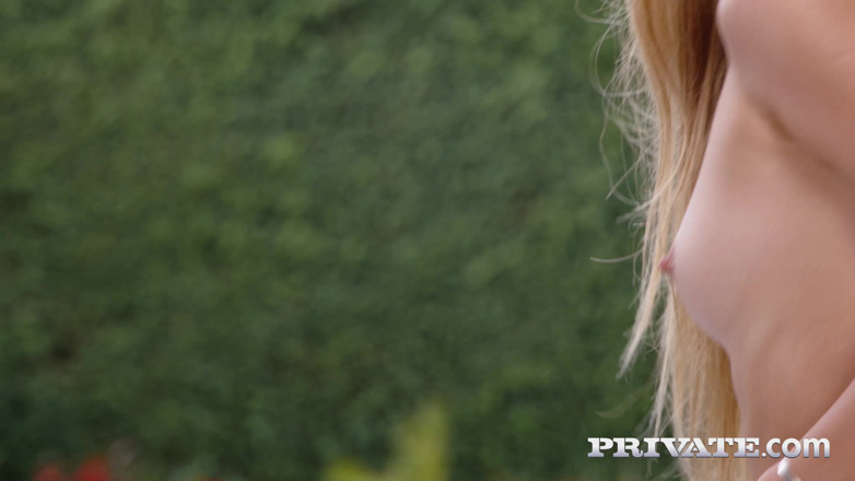 Private.com: Mary rock muncrat di pinggir kolam renang