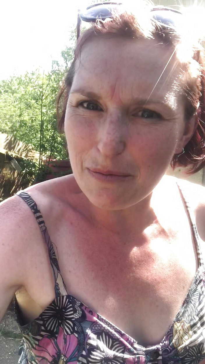 MistressWriggler: Verzweifelte MILF geht draußen, um in ihrem übersehenen Garten ein POV-pissen...