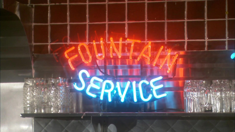 Hot Girlz: Los trabajadores del restaurante se ponen traviesos y se la...