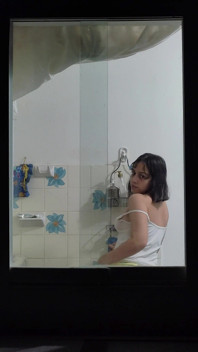 Latina-mädchen durch ein fenster gefilmt