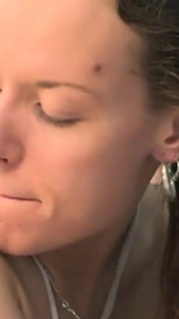 La ragazza va dal ginecologo che si scopa la figa e gli viene in bocca # 1