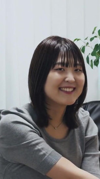 一つの命、一度のチャンス。彼女は恥ずかしさもなく、もはや振り返らずにすべての欲望を選びます。