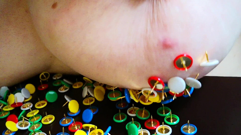 Bouncy Tits Action: Tlač mi bradavky do palce