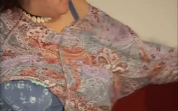 BB video: Свінгер трахається з товстою німецькою домогосподаркою в спеку і дивовижними Сімонами