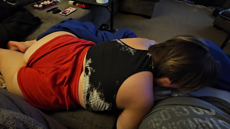 Funhousewife69: Еще один удивительный минет за просмотром крика, и он глубоко колышет во мне тоже