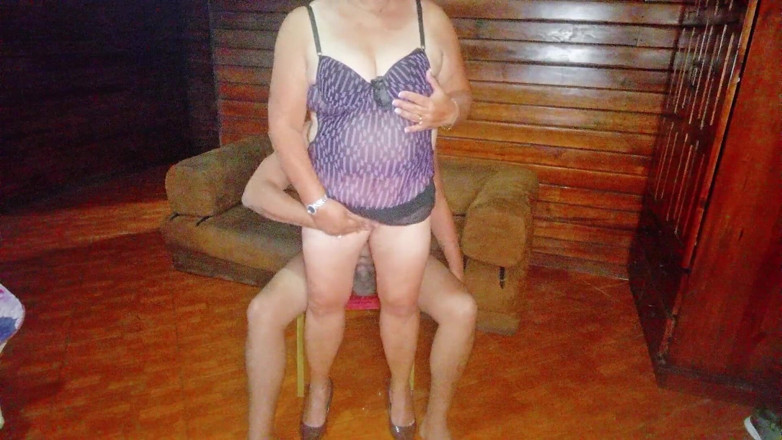 Sofixxx: Zralá nevlastní babička mi saje ptáka a tančí sexy