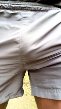 Mira Ese Monstruo Ir Mientras Camino En El Comando De Pantalones Cortos