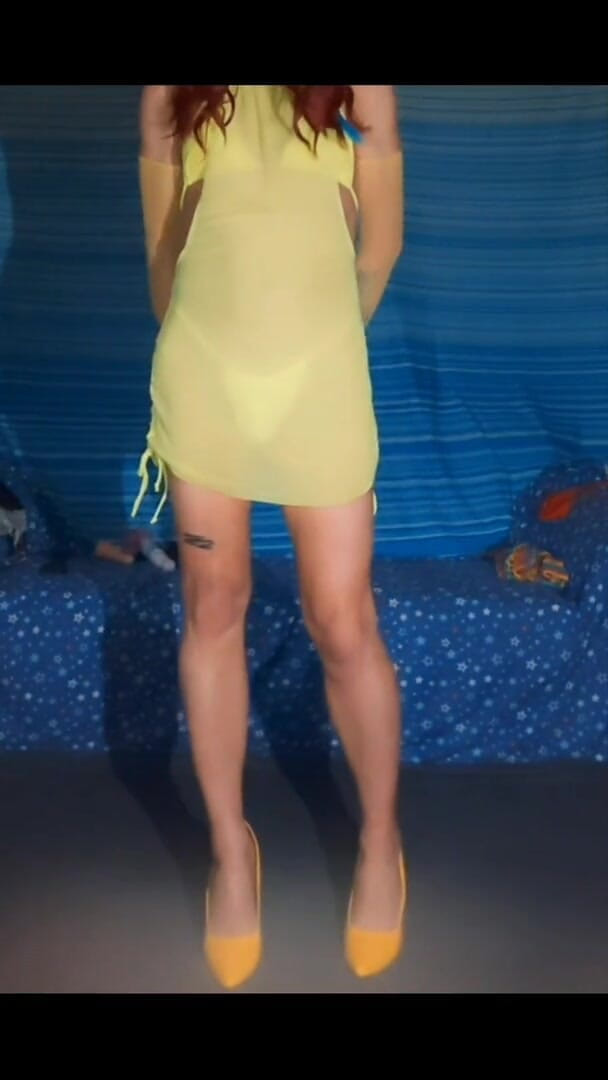 Lizzaali: Tachinarea curului meu sexy neon verde în bikini