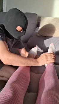 Sub Massiert Meine Füße - Zuerst in Socken, Dann Barfuß. Anbetung Und Fußmassage