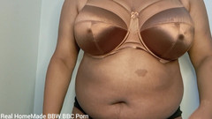 Super sexy ebony cuties: Spremendo le mie tette provando diversi reggiseni