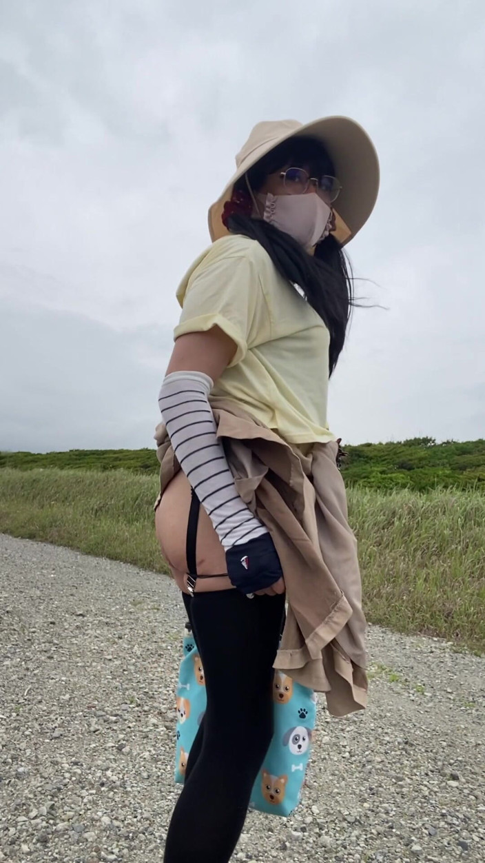 megu2002: No. 261：在海滩上裸体漫步