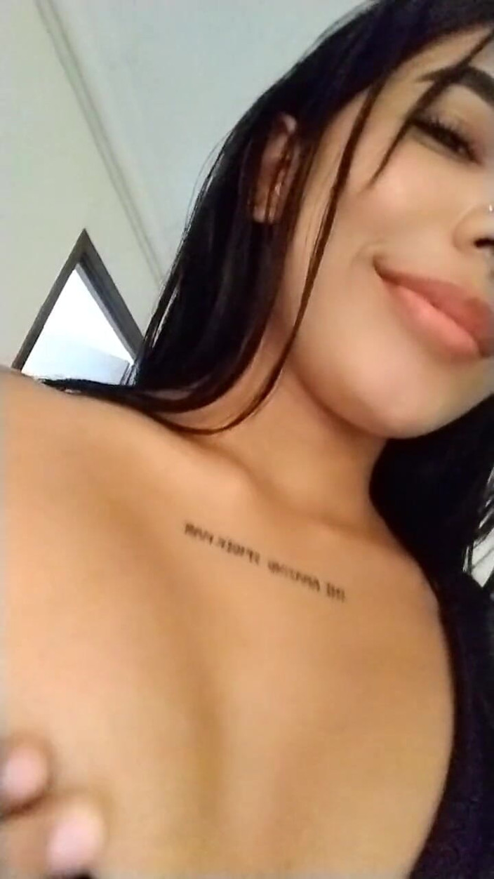 Angela Xoo: Latina Sessuale, Seno Naturale Nudo E Masturbazione in Pubblico