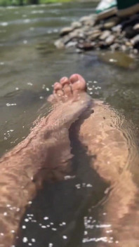 Una giornata estiva, ragazzo femboy si gode da sola al lago