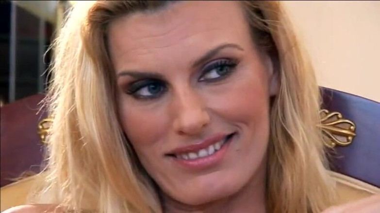 Anal seduction: Blond milf czuje przyjemność i ból uzyskiwania cipki i tyłka...