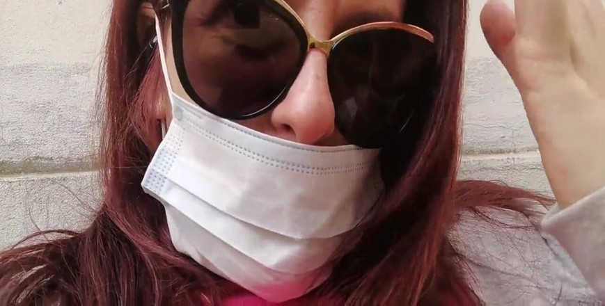 Nicoletta Embassi: Nicoletta tar R. på sin granne och pissar i hans...