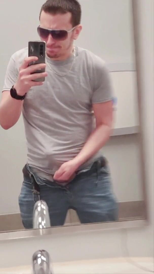 Ballbuster boi: Молодий бюстер з яєчками розбиває свої горіхи у ванній кімнаті Walmart