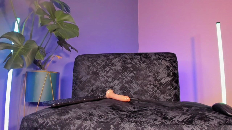 Bella Duval: वह अपने सख्त लंड और तंग गांड के साथ खेलता है