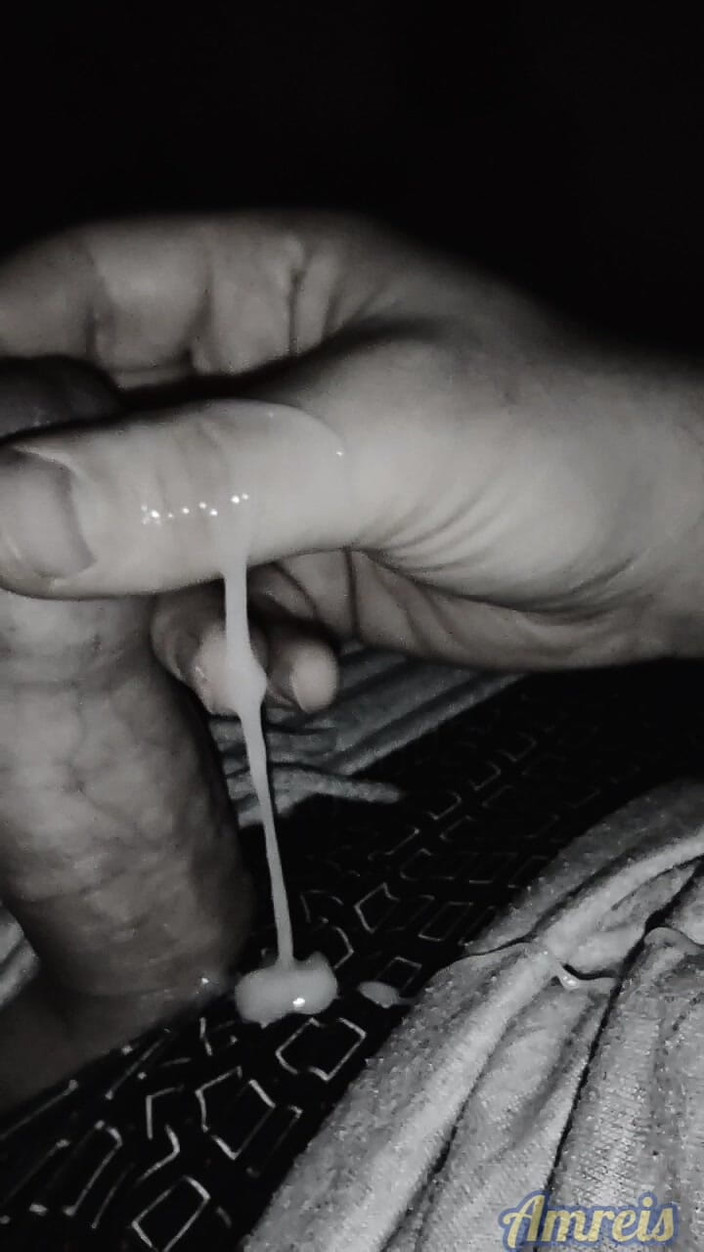 Amreis: देर रात वीर्य. लंड के सिर पर चमड़ी फिसलना. क्लोज अप चरमसुख.