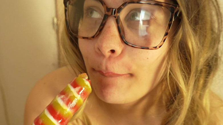 AmayaMori: Indische stiefzus zuigt haar lolly-ijs alsof ze aan een lul...