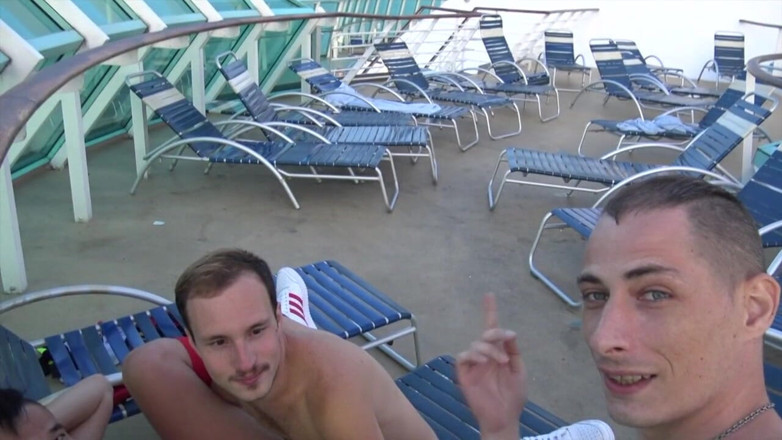 Gaybareback: Asyalı maxence angel ile açık havada teknede prezervatifsiz sikiliyor