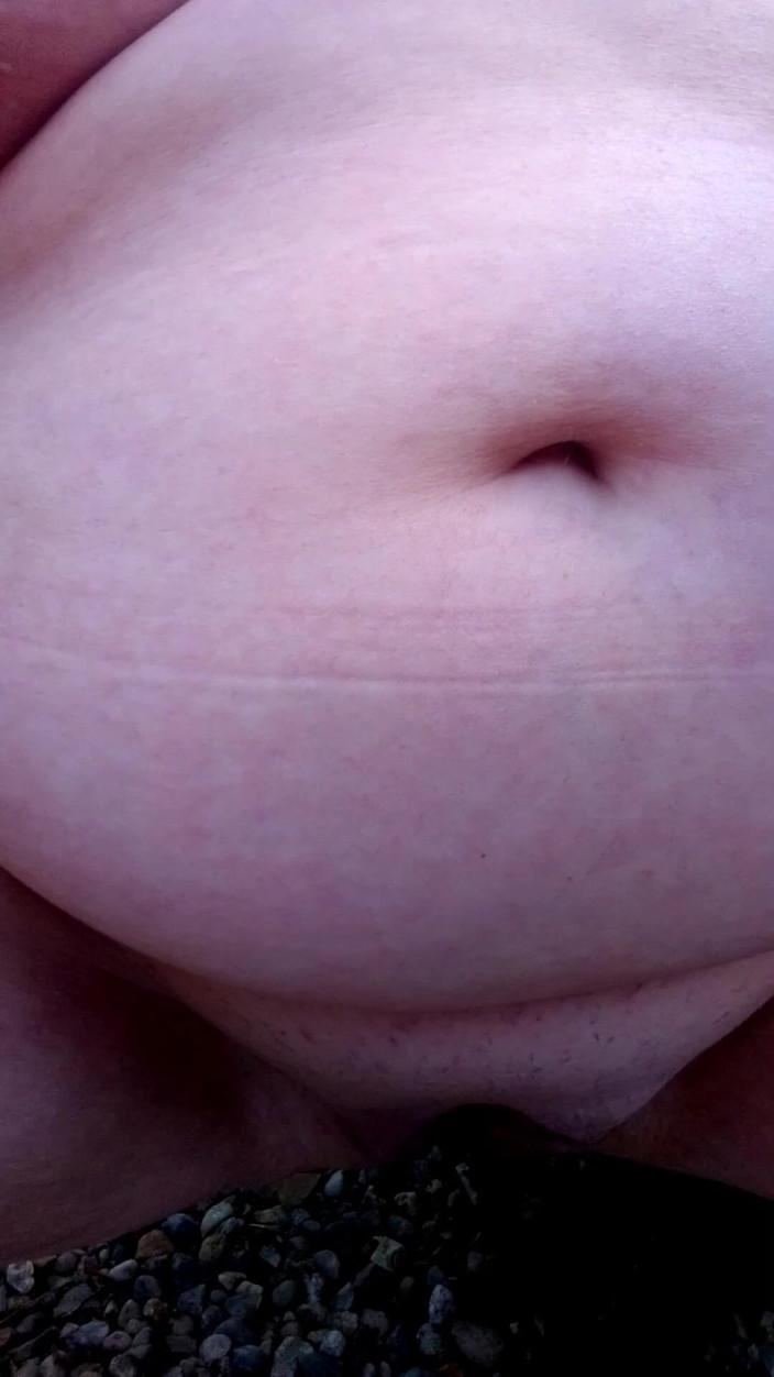 Hot-Pussy66: Močení na zahradě