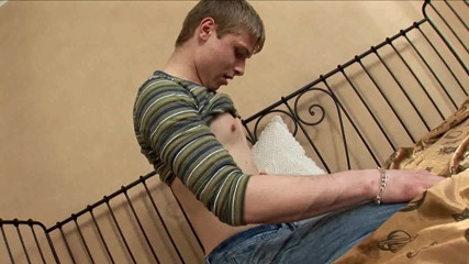 Young straight boy masturbation: Wilfrid mi mostra il suo cazzo e il culo
