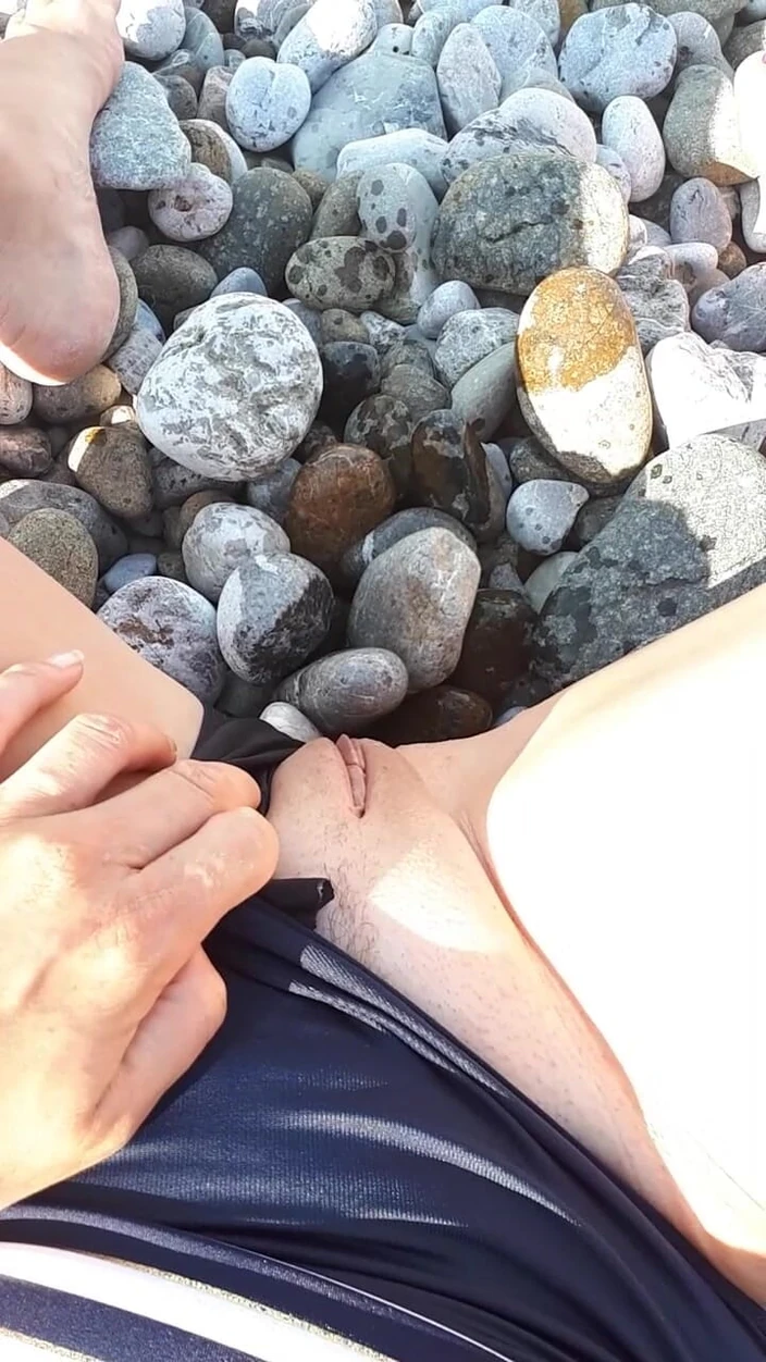 FrauleinP: Čůrání kalhotek na veřejné pláži