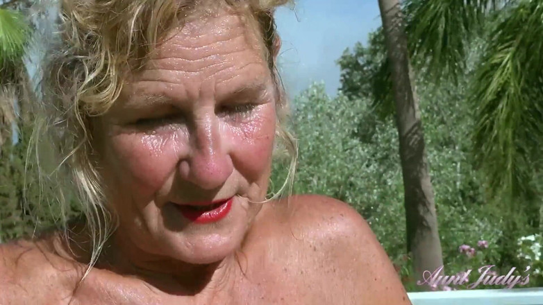 Aunt Judy's: Tantejudys - Je Nieuwe Zwembaddame Mevrouw Molly Zuigt Je Pik (pov)