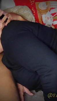 Chichona me fait une gorge profonde, mon voisin de 18 ans me donne une belle-mère super riche