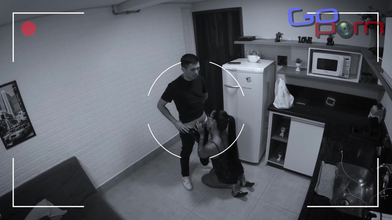 Go porn!: Băiatul care face livrări "futai" ia pula și își fute clientul