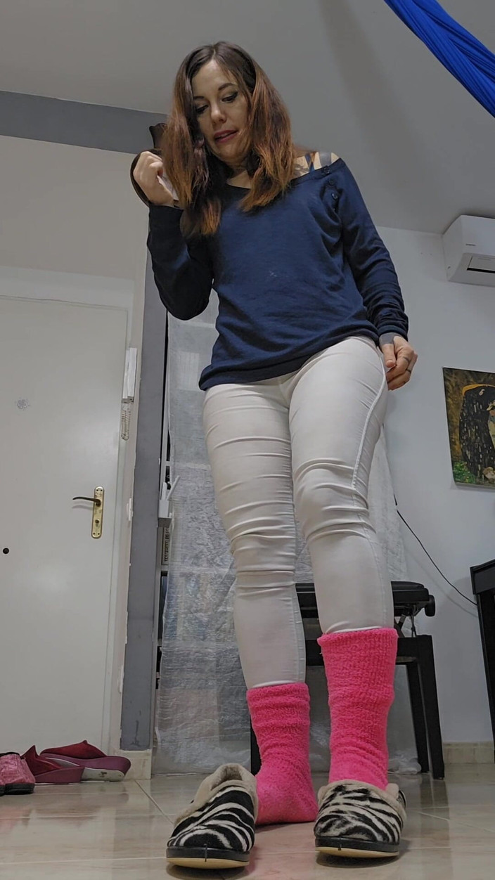 dafnedenoch: Kapcie modeluje i masturbuje się, hiszpańskie kapcie