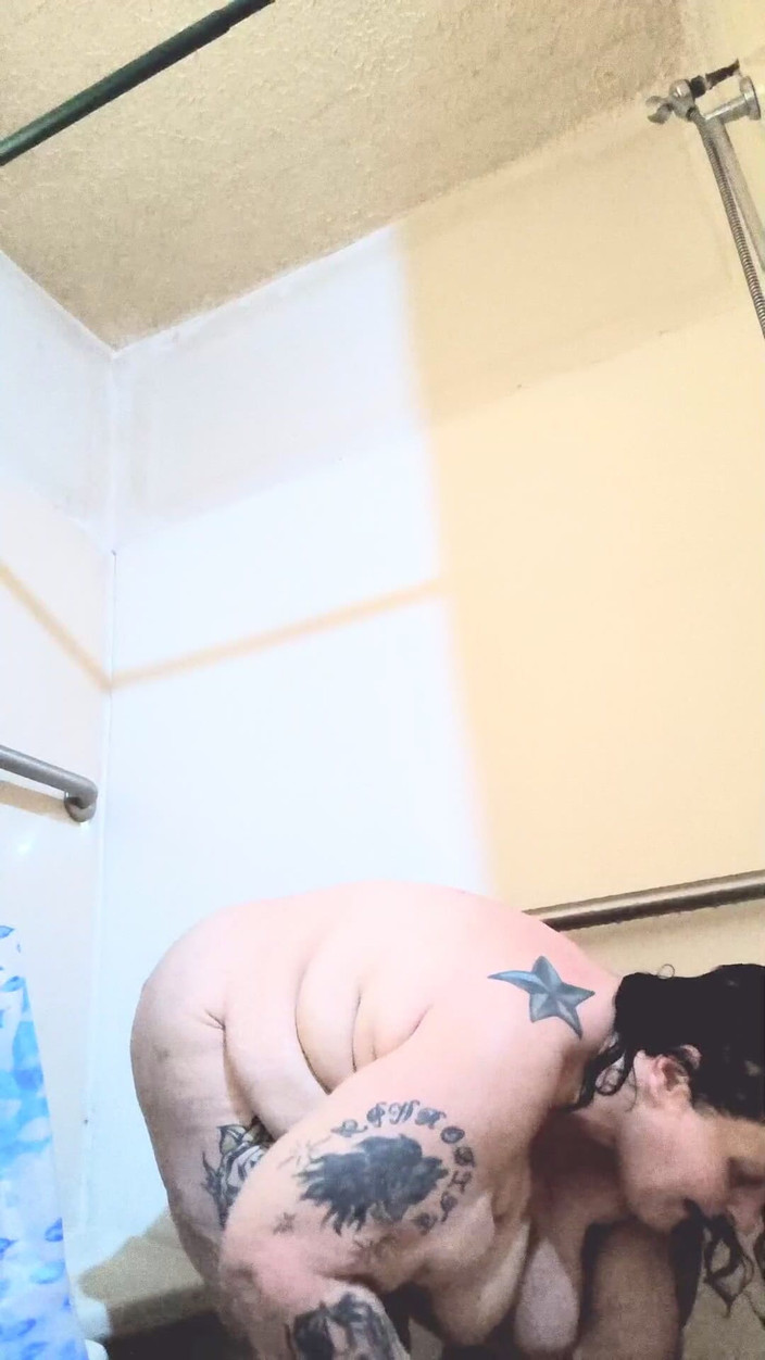 HerculesnVENUS: 当她淋浴时，这是一个肥皂的情况