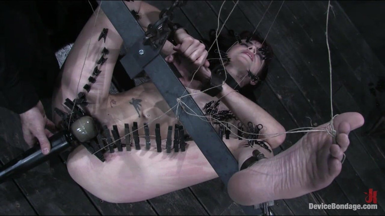 Device Bondage by Kink: Alice Sadique navštíví svázané zařízení