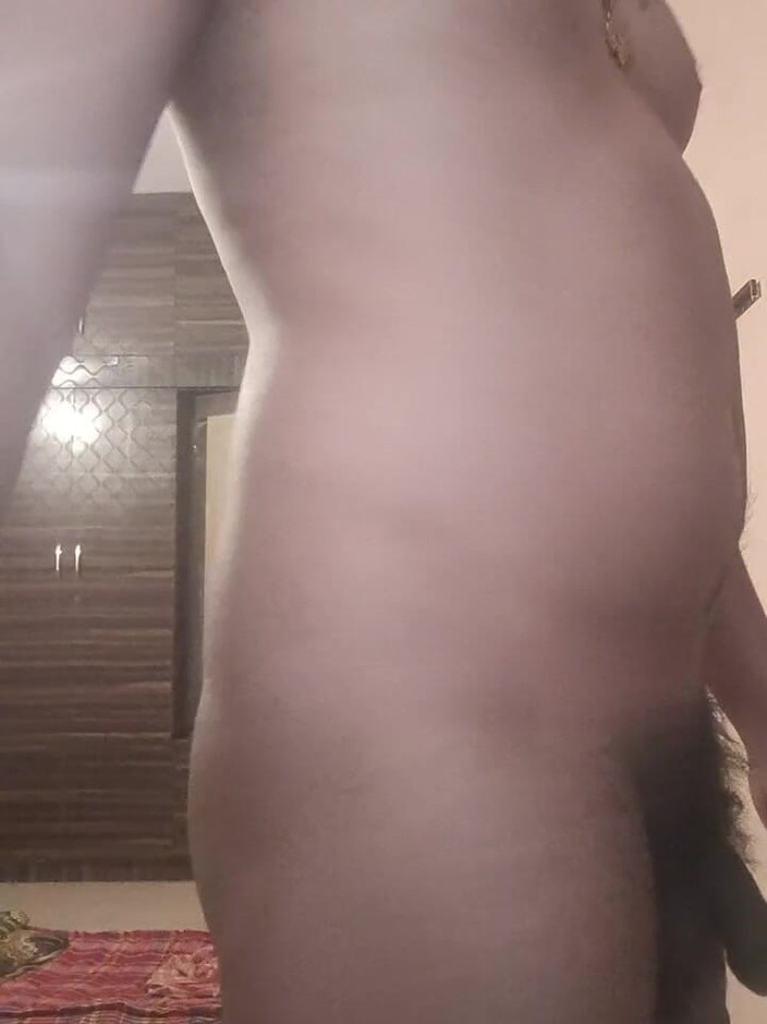 Babus: 毛深いゲイが大きなペニスを見せびらかす