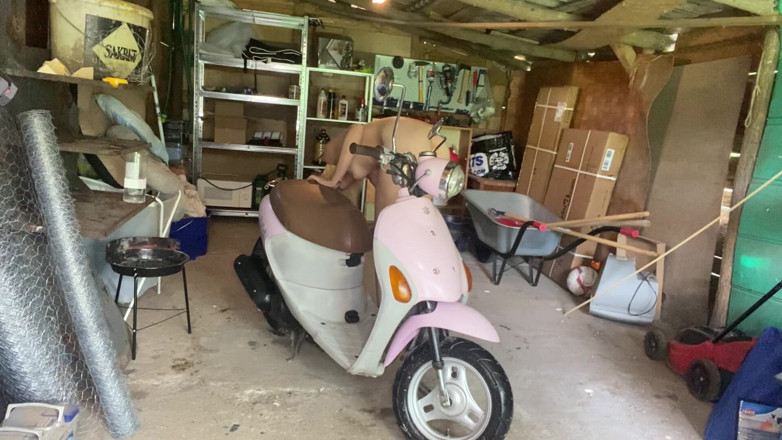 Cuteblonde666: Ragazza pelosa - pulizia moto