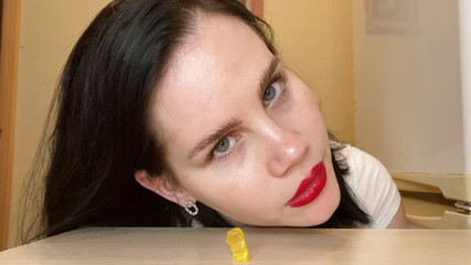 Anna Sky: Obryně jí gumové medvědy a hračku. 4K