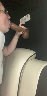 Sluttybritt babasının büyük siyah yarağını idare ediyor