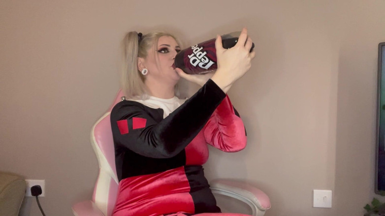 EeveeXo: Încearcă să nu burp Challenge Harley Quinn Cosplay
