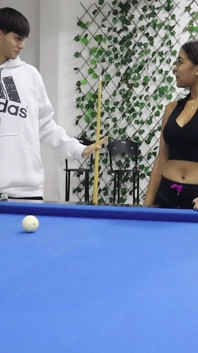 Moje nevlastní sestra se chce naučit hrát kulečník a budu ji učit výměnou za sex.