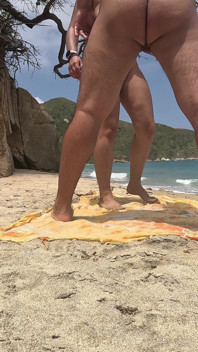 En primer plano de playa arriesgada: follando a mi esposa en público, camina un extraño